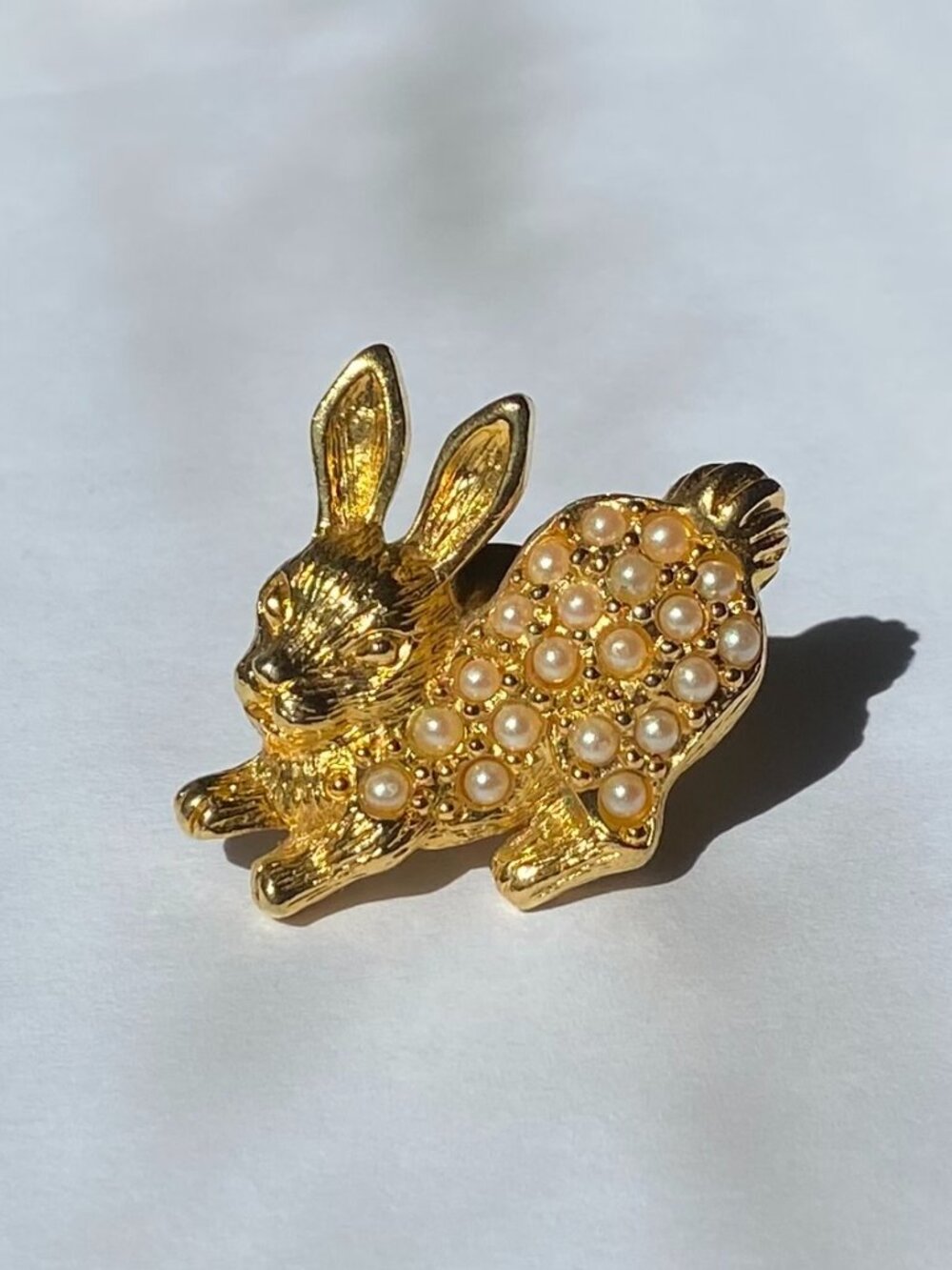 Signed AVON Bunny Rabbit Pin Brooch Cream Pearl Beaded Gold Tone Excellent